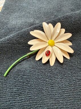 Vintage White Enamel Daisy Brooch with Ladybug Accent. Sandor brooch. Vintage.